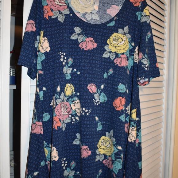 LuLaRoe Tops - *NWOT* LulaRoe Perfect Tee LuLaRoe Tops - *NWOT* LulaRoe Perfect Tee